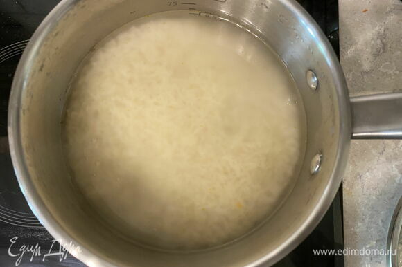 Вскипятите в кастрюле с толстым дном такой же стакан воды, каким вы отмеряли рис. Пропорция должна быть 1:1. Слегка посолите воду. Всыпьте рис и уменьшите огонь. Закройте кастрюлю крышкой и держите на слабом огне 12–13 минут.