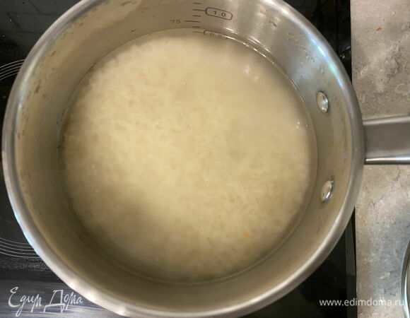 Вскипятите в кастрюле с толстым дном такой же стакан воды, каким вы отмеряли рис. Пропорция должна быть 1:1. Слегка посолите воду. Всыпьте рис и уменьшите огонь. Закройте кастрюлю крышкой и держите на слабом огне 12–13 минут. 