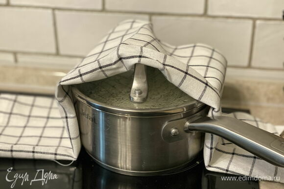Снимите рис с огня. Накройте полотенцем и дайте настояться 15 минут.
