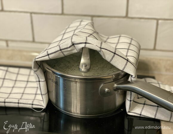 Снимите рис с огня. Накройте полотенцем и дайте настояться 15 минут.