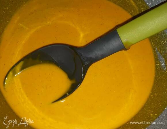 Снимите шоколад с огня, влейте масло и перемешайте до однородного состояния.