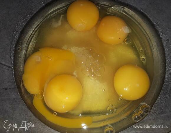 Взбейте яйца с сахаром.
