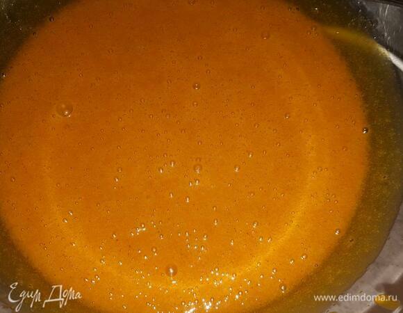 Влейте шоколадную смесь и взбейте.