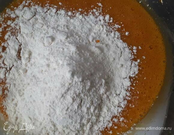Добавьте муку, разрыхлитель и тертый боб тонка, замесите тесто.