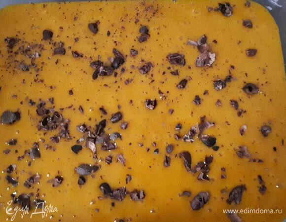 Вылейте тесто в форму. Посыпьте рублеными бобами какао. Вместо какао-бобов можно взять какие-нибудь орехи.