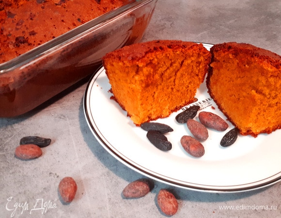 Выпекайте в разогретой до 170°C духовке примерно 30 минут. На самом деле время выпекания зависит от толщины теста: чем тоньше слой теста в форме, тем меньше времени нужно выпекать. Советую вам проверять готовность ножом. Для этого проткните брауни в середине и выньте нож: он должен быть слегка влажным, но без остатков теста.