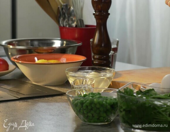 Заранее разморозьте зеленый горошек. Картофель запеките в фольге при 200°C или отварите до готовности.