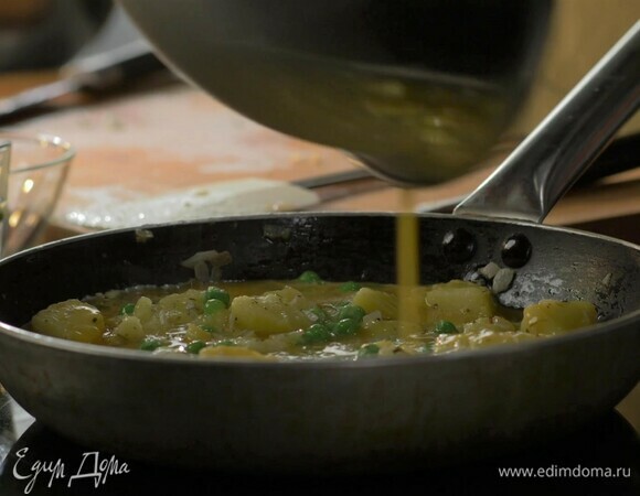 Яйца разбейте в миску, посолите, поперчите и перемешайте до состояния однородности, влейте в сковороду. Убавьте огонь, накройте сковороду крышкой и готовьте блюдо до готовности яиц.