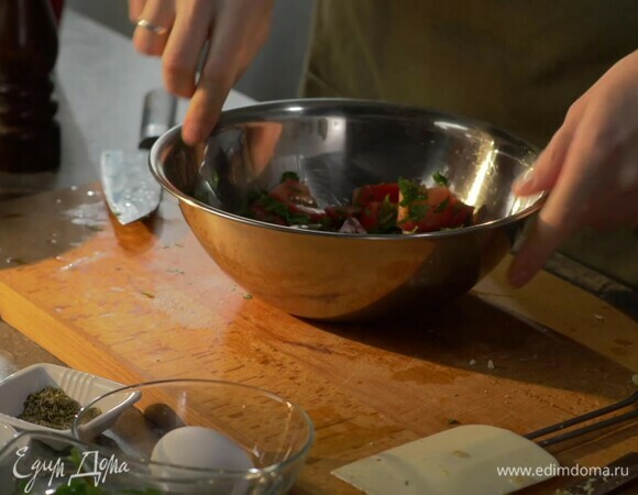 Для салата нарежьте помидоры, выложите в миску. Мяту просушите бумажным полотенцем, нарежьте мяту с петрушкой. Добавьте зелень к помидорам, посолите, поперчите, влейте оливковое масло и перемешайте.
