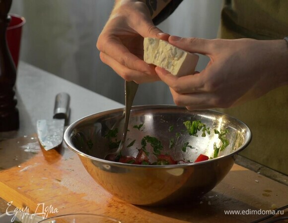 Брынзу раскрошите руками и добавьте в салат, перемешайте. Украсьте листьями петрушки и мяты. 