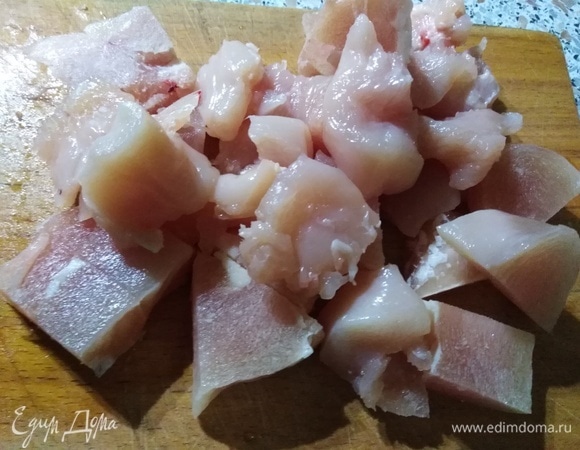 Грудку нарезать на куски.