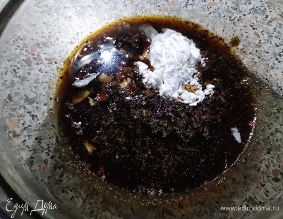 Смешайте в миске мед, соевый соус, рубленый чеснок, рисовый уксус, молотый имбирь, крахмал и черный перец молотый.