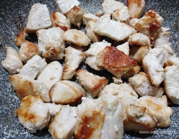 На двух столовых ложках масла обжарьте кусочки куриного филе до золотистого цвета.