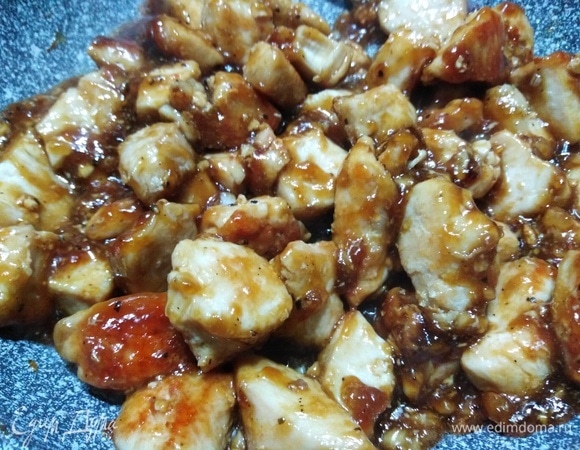 В конце жарки влейте струйкой смесь. Постоянно помешивая, жарьте 2–3 минуты, пока мясо не покроется соусом со всех сторон.