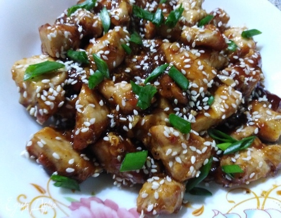 При подаче посыпать измельченным луком и кунжутом.