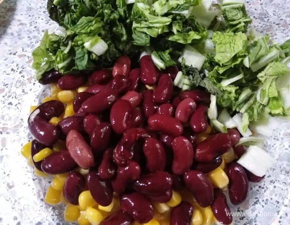 Соединить салат, кукурузу и фасоль.