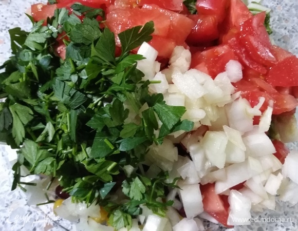 Добавить нарезанные помидоры, лук и петрушку.