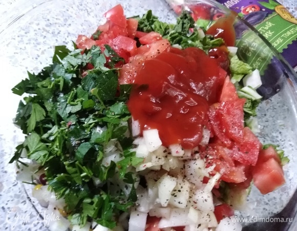 Посолить, добавить перец, уксус, соль и неаполитанский кетчуп с базиликом. Перемешать.