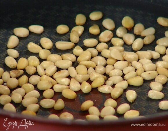 Кедровые орехи подсушить на разогретой сковороде.