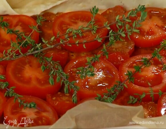 Все помидоры разрезать пополам и выложить на тесто срезами вверх, накрыть половиной веточек тимьяна, посолить, поперчить и полить оливковым маслом.
