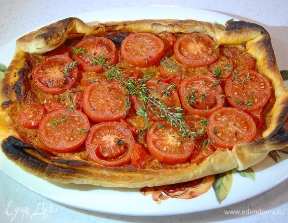 С готового тарта убрать запеченные веточки тимьяна и посыпать оставшимися свежими листьями тимьяна.