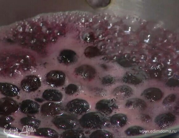 В кастрюлю всыпать сахар, влить 150 мл воды, добавить чернику и довести все до кипения.