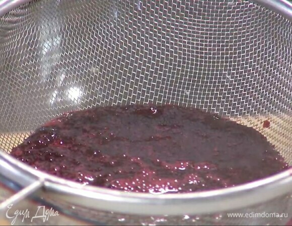 Из половинки лимона выжать в ягоды 1 ст. ложку сока, добавить ванильный экстракт, все перемешать, перелить в чашу блендера и взбить до однородной консистенции, затем протереть через сито.