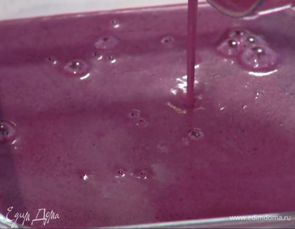 В черничную массу влить сливки, все перемешать, перелить в стеклянный контейнер с крышкой и отправить в морозильник на 3 часа.