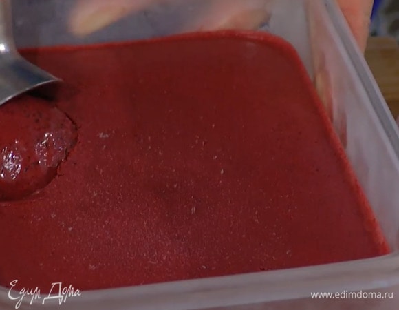 Застывшее мороженое украсить листьями базилика.