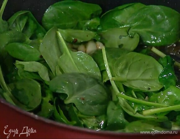 Чеснок раздавить плоской стороной ножа и, удалив горькую сердцевину, порубить, затем выложить в сковороду, где жарилась курица, добавить шпинат и все немного прогреть на небольшом огне.