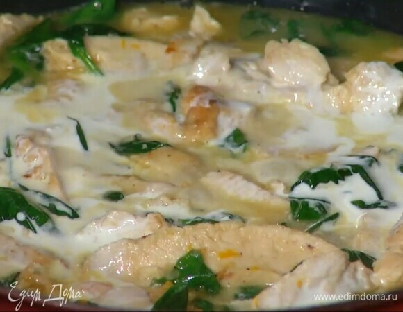 Цедру лимона натереть на мелкой терке, выжать из него 1 ст. ложку сока, добавить все в сковороду, влить сливки, перемешать и немного прогреть.