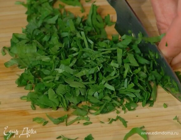 Петрушку мелко порезать.