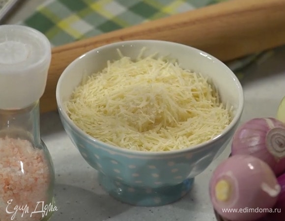 Сыр натереть на мелкой терке.