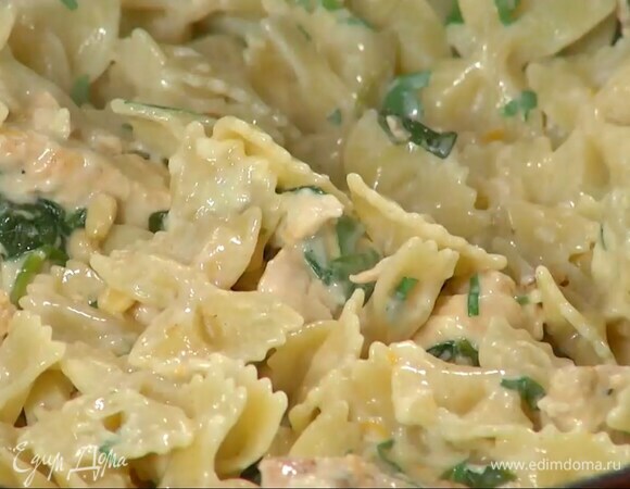 Готовые макароны выложить в сковороду с курицей, добавить петрушку, перемешать и прогреть на маленьком огне, затем всыпать кедровые орехи и часть натертого сыра, влить немного воды, в которой варились макароны, и еще раз перемешать.