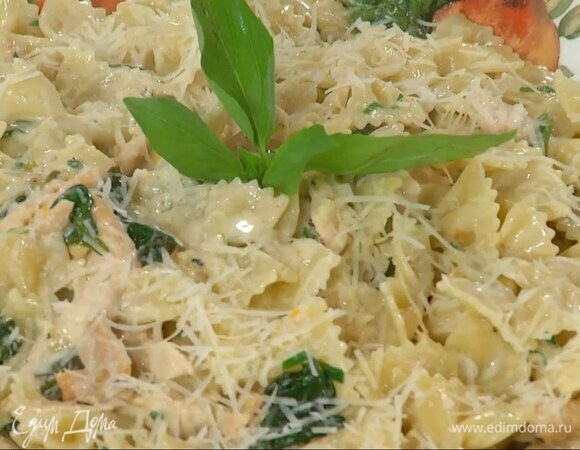 Переложить пасту в глубокое блюдо, посыпать оставшимся сыром и листьями базилика.