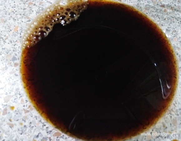 К соевому соусу добавляем уксус и сахар.