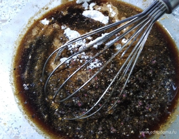 Всыпаем крахмал и молотый перец.