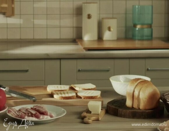 Разогрейте сковороду-гриль и обжарьте на ней кусочки хлеба до золотистой корочки.