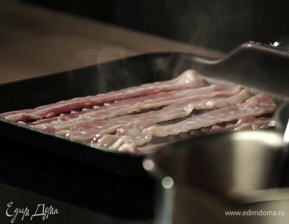 В сотейнике разогрейте сливочное масло, добавьте фасоль, томите, пока соус не загустеет. Добавьте соль и перец. На сковороде-гриль обжарьте кусочки бекона.