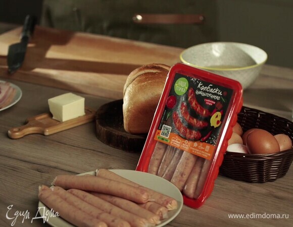 Затем обжарьте на этой же сковородке колбаски «Наша птичка» со всех сторон.