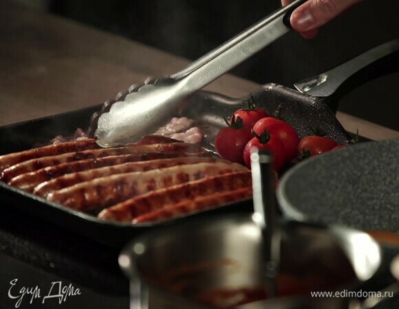 Добавьте на гриль помидоры черри и также обжарьте.