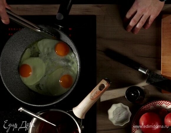 В миску разбейте 3 яйца, на обычной сковороде приготовьте глазунью.