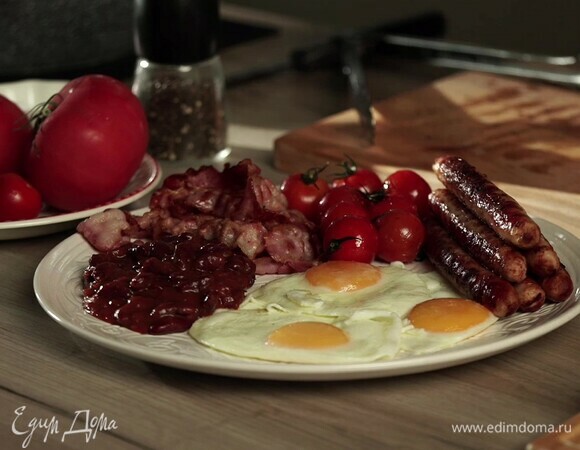 Сервируйте все компоненты завтрака на тарелке. Подавайте с апельсиновым фрешем и свежесваренным кофе.