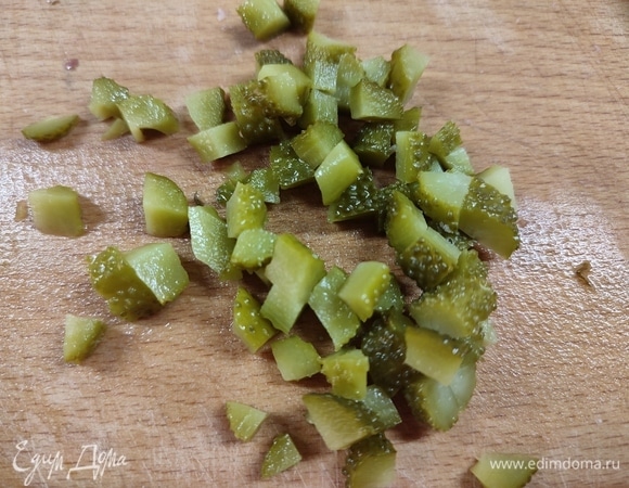 Корнишоны нарезать мелким кубиком.