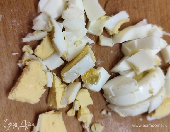 Яйца нарезать кубиком.