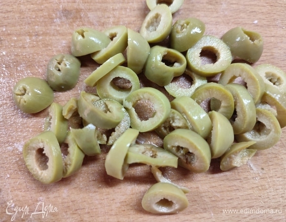 Оливки нарезать колечками. Все смешать и заправить майонезом по вкусу.