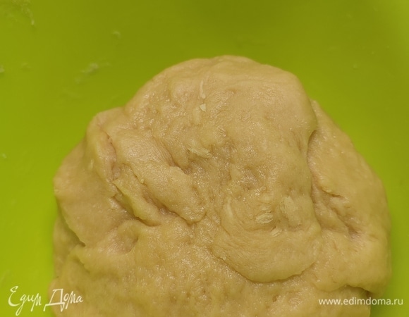 В теплом молоке развести дрожжи. Сливочное масло растопить и остудить. Смешать все ингредиенты и замесить эластичное тесто. Накрыть его пакетом и убрать в холодильник на 1,5 часа.