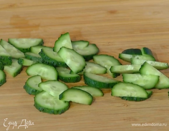 Огурцы нарезать полукружьями.