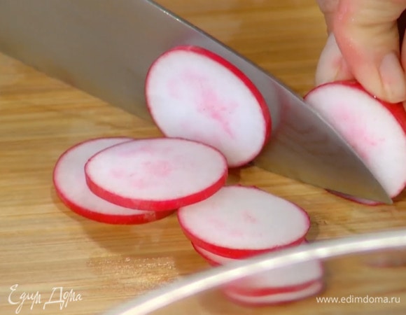Редис нарезать тонкими кружками.