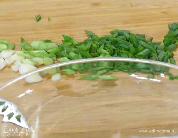 Зеленый лук тонко нарезать наискосок.